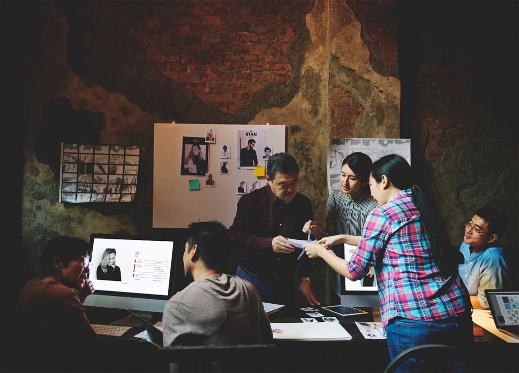 Equipo de marketing realizando investigación